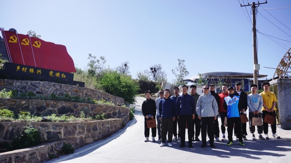 男生领奖马上用.jpg 男生领奖马上用.jpg